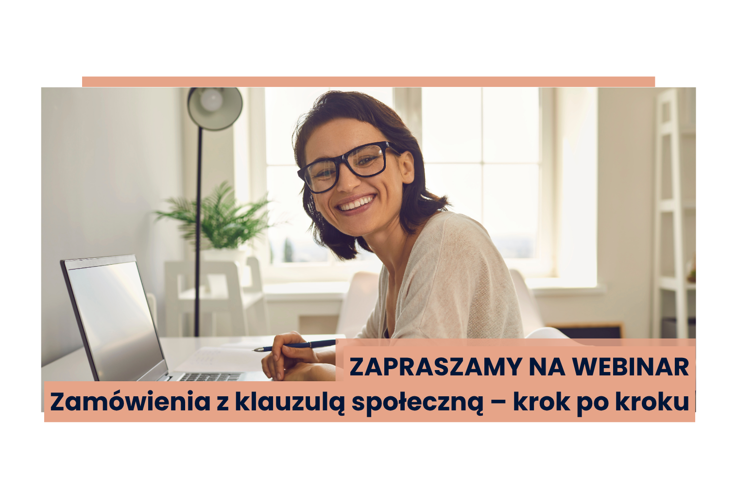 Młoda kobieta w okularach siedzi przy biurku z laptopem
