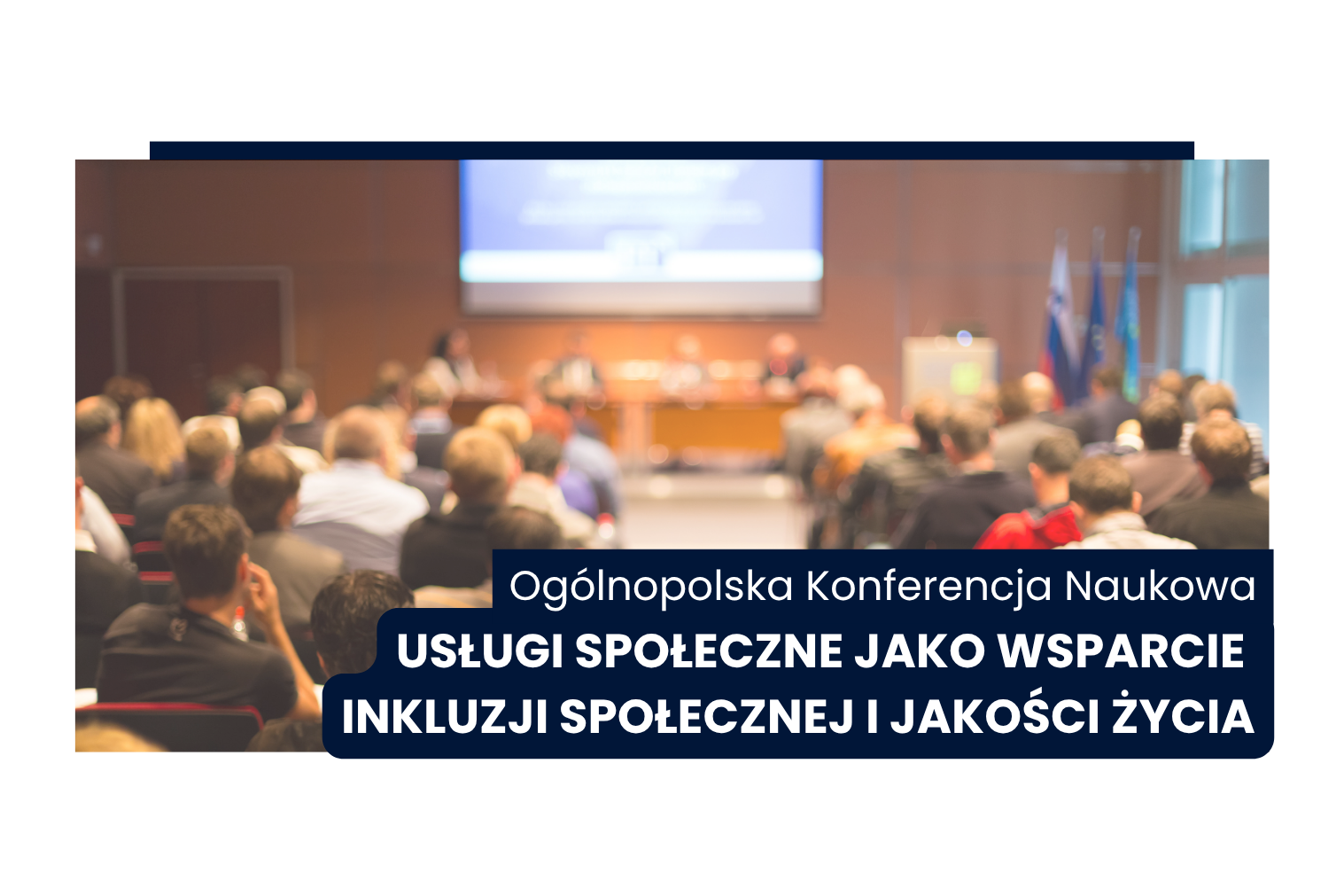 Duża grupa ludzi siedząca przed dużym ekranem na konferencji
