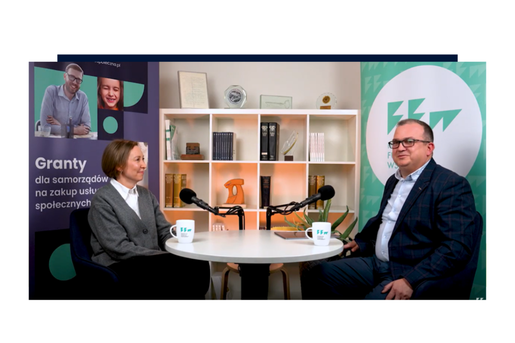 Zdjęcie przedstawia 2 osoby w studio podcastowym.