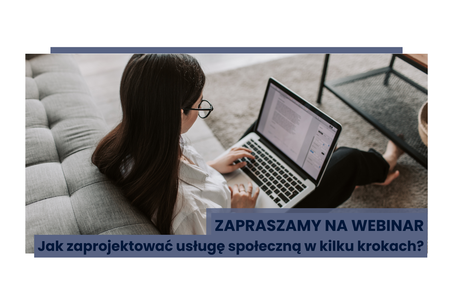 Osoba w okularach i białej koszuli siedzi na podłodze i pisze na laptopie.